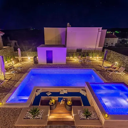 In With Heated Swimming Pool Holiday home *