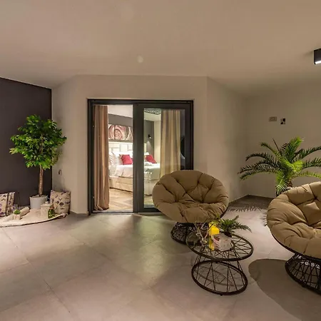 In With Heated Swimming Pool Holiday home
