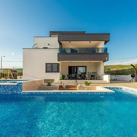 In With Heated Swimming Pool Holiday home *