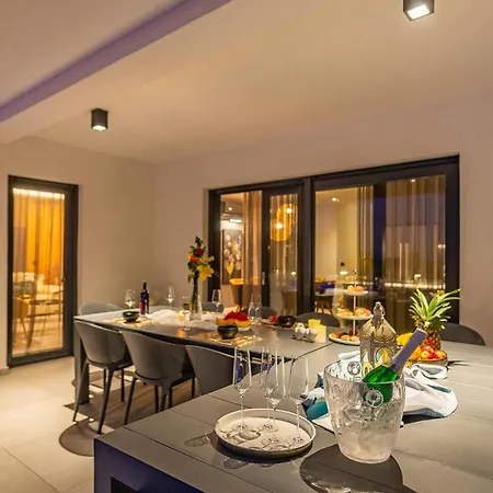Holiday home In With Heated Swimming Pool Posedarje