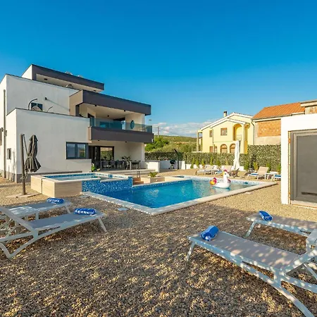 In With Heated Swimming Pool Holiday home